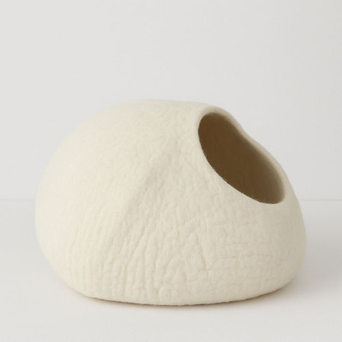 Luxury Felt Cat Cave – Handcrafted Wool Retreat – Classic Cream