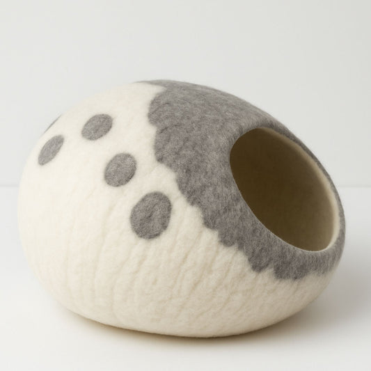 Luxury Felt Cat Cave – Handcrafted Wool Retreat – Lilac Cream